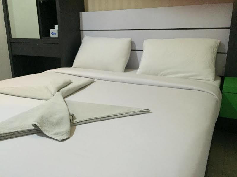 Redlink Hotel Batam Buitenkant foto