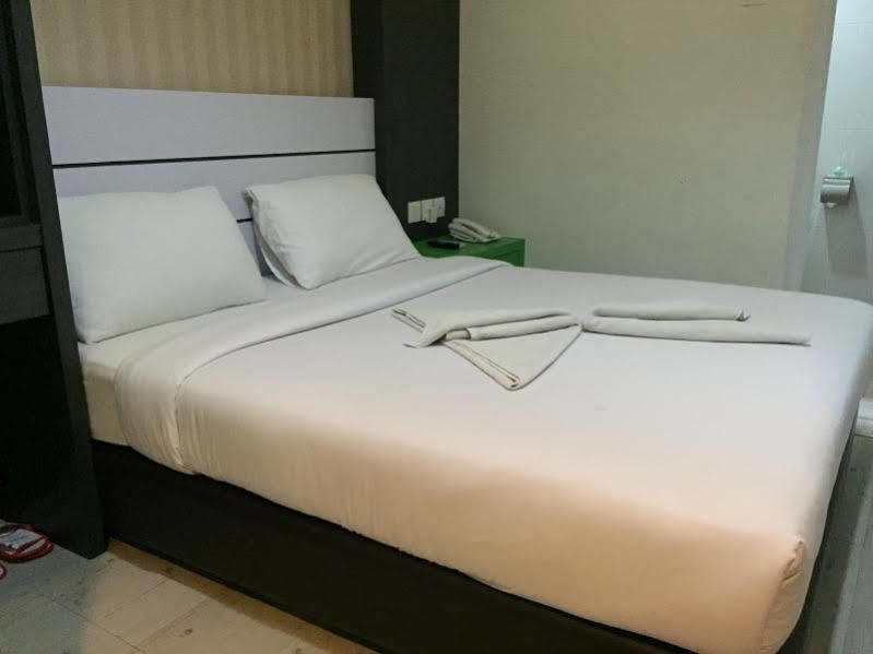 Redlink Hotel Batam Buitenkant foto